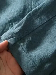 Primer plano detallado del tejido de una chaqueta casual de lino para hombre con textura.