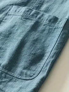Detalle bolsillo chaqueta hombre casual, primer plano tejido lino algodon textura fina.