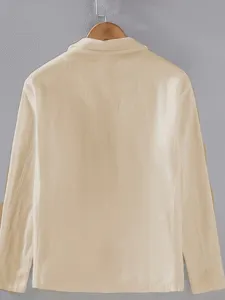 Vista detallada trasera de la chaqueta casual de hombre de lino liso de manga larga.