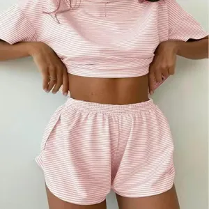 Rosa-weiße gestreifte Strick-Loungewear mit kurzen Ärmeln und passenden Shorts im Detail.