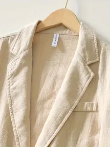 Moderna chaqueta blazer casual de hombre en mezcla de lino monocolor elegante detalle de traje.
