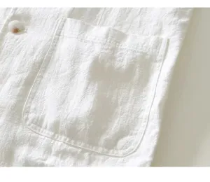 Primer plano detalle de bolsillo y botón de chaqueta blazer hombre algodón lino blanco