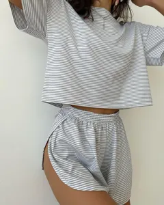 Gestreiftes Strick-Oberteil und Shorts Loungewear Set, lässiger Zweiteiler Schlafanzug.