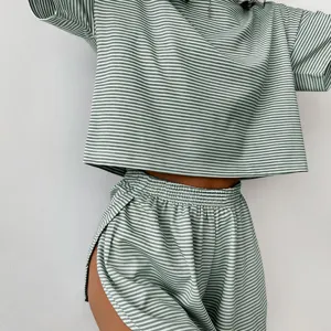 Detailaufnahme von Damen grün-weiß gestrickten Kurzarm-Oberteil und Shorts Set.