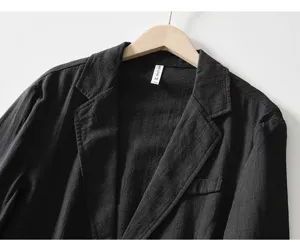 Vista detallada del blazer casual negro de lino para hombre, mostrando el cuello y textura.