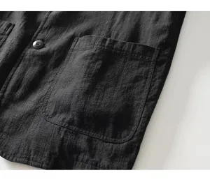Vista detallada del blazer casual de lino para hombre con bolsillo y tejido de textura.