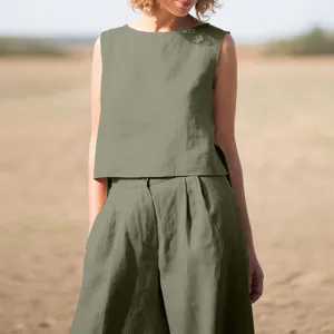 Set casual da donna in misto lino verde oliva con top smanicato e pantaloni larghi.