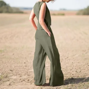 Dettaglio in esterni del set con top smanicato e pantaloni larghi in misto lino verde oliva.