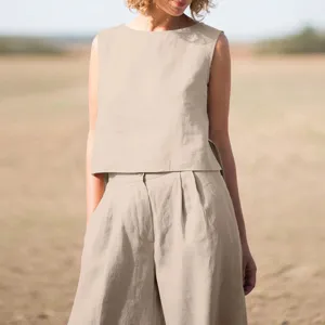 Set casual in lino con crop top smanicato e pantaloni ampi coordinati per la stagione.