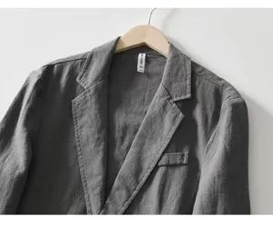 Blazer casual de hombre de lino y algodón gris vista detallada con solapa y bolsillo.