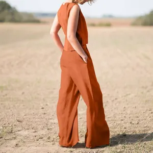 Completo casual monocolore in lino con top senza maniche e pantaloni lunghi e larghi.