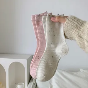 Vista dettagliata di calze a coste da donna con macchie, stile casual minimalista.