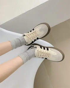 Dettaglio di calzini casual abbinati a sneakers alla moda in morbido cotone.