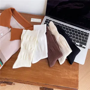 Primo piano dettagliato di comodi calzini in maglia testurizzata in vari colori.