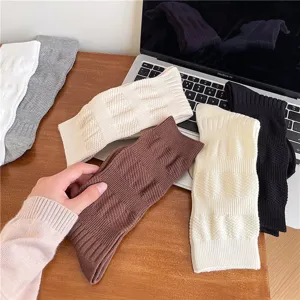 Primo piano dettaglio di calzini slouch maglia rombi donna, morbida texture e buon comfort.