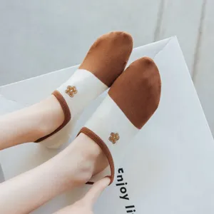 Cute floral embroidered women's low cut invisible socks anti-slip cotton socks for daily summer wear.