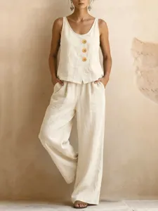 Ensemble beige en lin sans manches avec haut à grands boutons en bois et pantalon large.