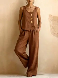 Gros plan détaillé d'un ensemble élégant sans manches en lin avec gilet et pantalon.