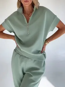 Completo casual da donna a due pezzi con top a maniche corte mezza zip e pantaloni sportivi