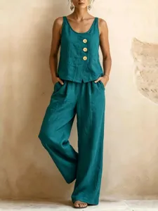 Vue détaillée du haut sans manches en mélange de lin vert foncé et du pantalon large.