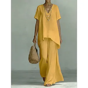 Completo casual in lino giallo con top a maniche corte con scollo a V e pantaloni ampi.