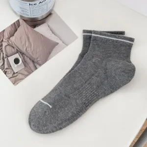 Calzini corti in cotone grigio da uomo traspiranti bassi sportivi con righe bianche