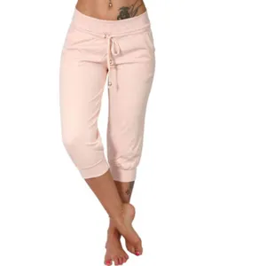 Pantacourt de survêtement tricoté pour femme en rose clair avec taille élastique et poches.