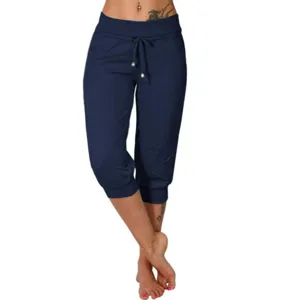 Vue détaillée du pantalon capri de sport en tricot bleu foncé avec taille à cordon.