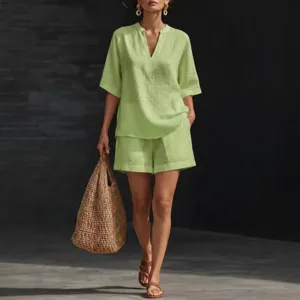 Kompsó casual set dyo temachion me top me v-laimo kai short gia gynaites stin moda.