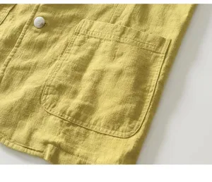 Primer plano del bolsillo de la chaqueta casual de lino y algodón y detalle de botón blanco.