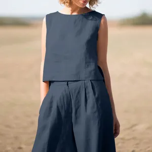 Completo donna casual tinta unita in lino con top senza maniche e pantaloni larghi vintage.