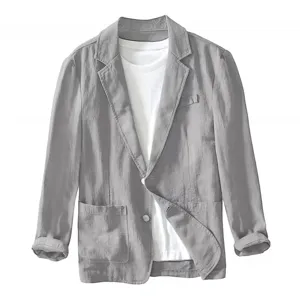 Vista detallada de la chaqueta blazer casual de algodón y lino gris para hombre con solapa.