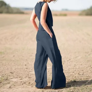 Vista dettagliata del set casual in cotone e lino tinta unita top e pantaloni.