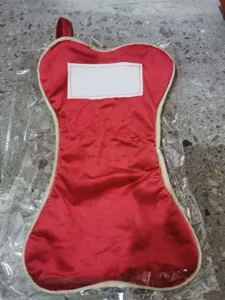 Rode hondenvormige kerstsok cadeautas voor feestelijke thuisdecoratie detailweergave