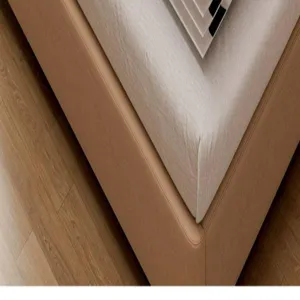 Primer plano detallado que muestra la estructura de la cama de calidad y el suelo de madera.