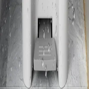 Gros plan de la pédale de poubelle ménagère, design antidérapant pour salle de bain et cuisine.