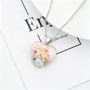 Detailopname van een hart glas vlinder hanger ketting, charmant bloemen sieradenontwerp.
