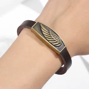 Bracciale uomo in pelle PU e lega bronzo vintage rétro con un design dettagliato della placca ala al polso.