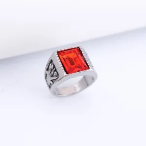 Vista detallada de anillo vintage para hombre con gema roja cuadrada y grabado lateral