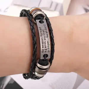 Primer plano de pulsera de cuero trenzado vintage con placa metálica grabada para hombres mujeres