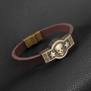 Bracciale da uomo in pelle PU marrone stile punk retrò con chiusura in metallo teschio ottone.