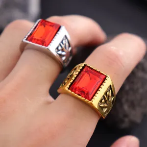 Vista detallada de anillos vintage para hombre de piedra roja cuadrada con relieve de arce.
