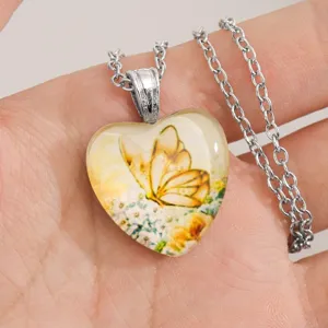 Mooie hart glas hanger ketting met vlinder bloem design sieraden voor dames en vrouwen.