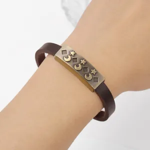 Vista di dettaglio del bracciale in pelle PU marrone vintage da uomo con placca in metallo.
