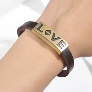 Dettaglio ravvicinato del bracciale in pelle PU marrone da uomo con placca in metallo bronzo.