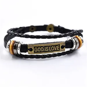 Primer plano detallado del pulsera de cuero trenzado multicapa retro con placa grabada.