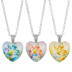 Hart glas hanger ketting set met vlinder en bloem ontwerpen op zilveren kettingen.