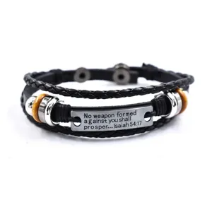 Brazalete de cuero trenzado multicapa vintage con placa metálica grabada inspiradora.
