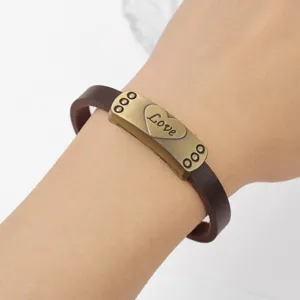 Bracciale uomo retrò in lega bronzo e pelle PU marrone con dettaglio cuore Love.