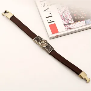 Pulsera de cuero marron para hombre con cierre metalico antiguo y estilo retro moderno.
